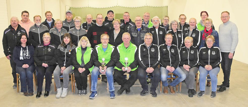 In leuchtend grünen Westen und in vorderster Reihe sitzen die Mannschaftssieger Herma van Hoorn, Werner Wagenaar und Karl-Heinz van Hoorn. Foto: privat