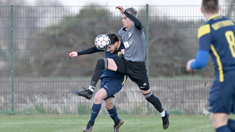 Der SV Wittmund (links) und der SV Blomberg-Neuschoo erlebten eine völlig verrückte Nachspielzeit. Foto: Doden/Blomberg
