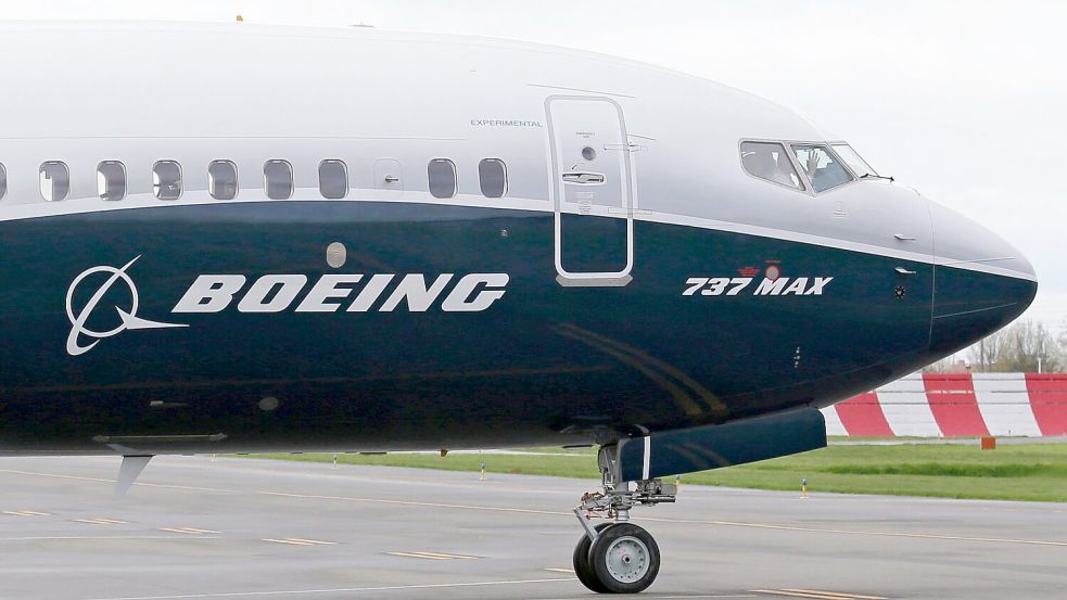 Nach dem Beinahe-Unglück bei einer Boeing 737-9 MAX tritt die Führungsriege des US-Flugzeugbauers zum Ende des Jahres ab. Foto: Ted S. Warren/AP/dpa