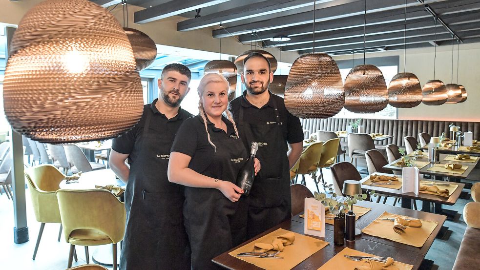 Die Mitarbeiter Valon Alijaj, Melanie Siebels und Danish Naeem (von links) freuen sich über den Neustart des Restaurants. Foto: Ortgies