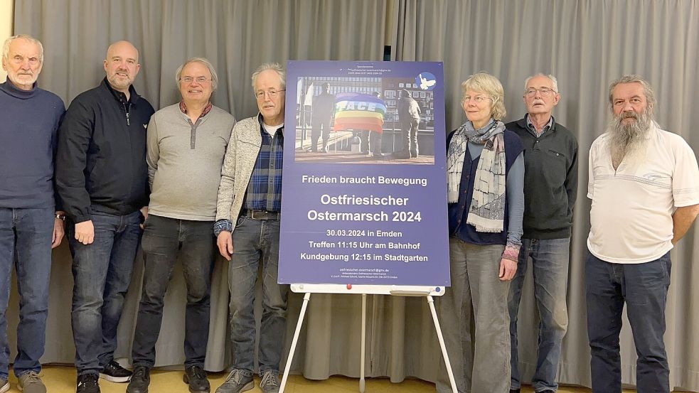 Der Vorbereitungskreis des Ostfriesischen Ostermarschs mit (von links) Dietmar Seeck, Lars Mennenga, Michael Schunk, Udo Lammers, Haldis Kuckuck, Konrad Huchting, Willy Graf. Foto: Vorbereitungskreis