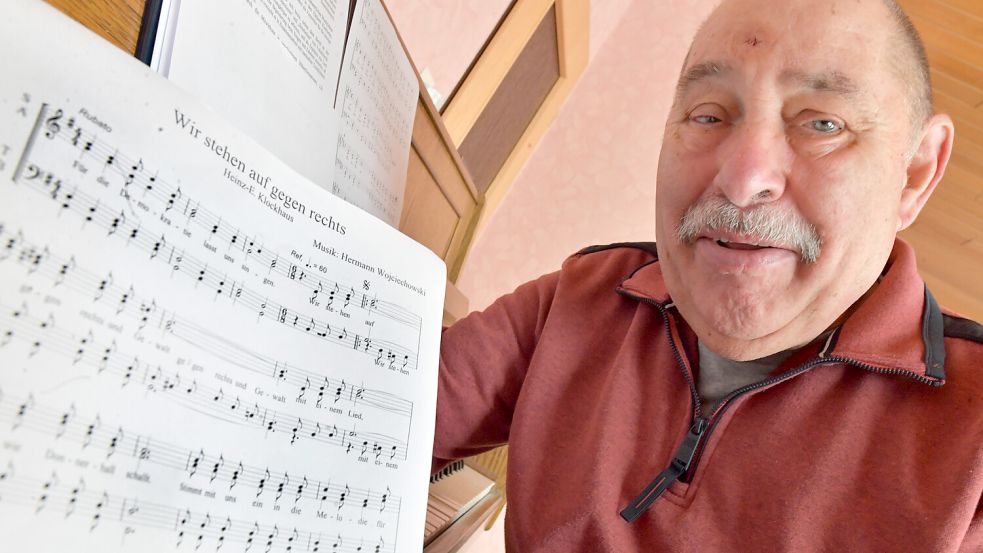 Mit Musik gegen Rechtsextremismus: Hermann Wojciechowski hat die Melodie zum Lied „Wir stehen auf gegen rechts“ komponiert. Fotos: Ortgies