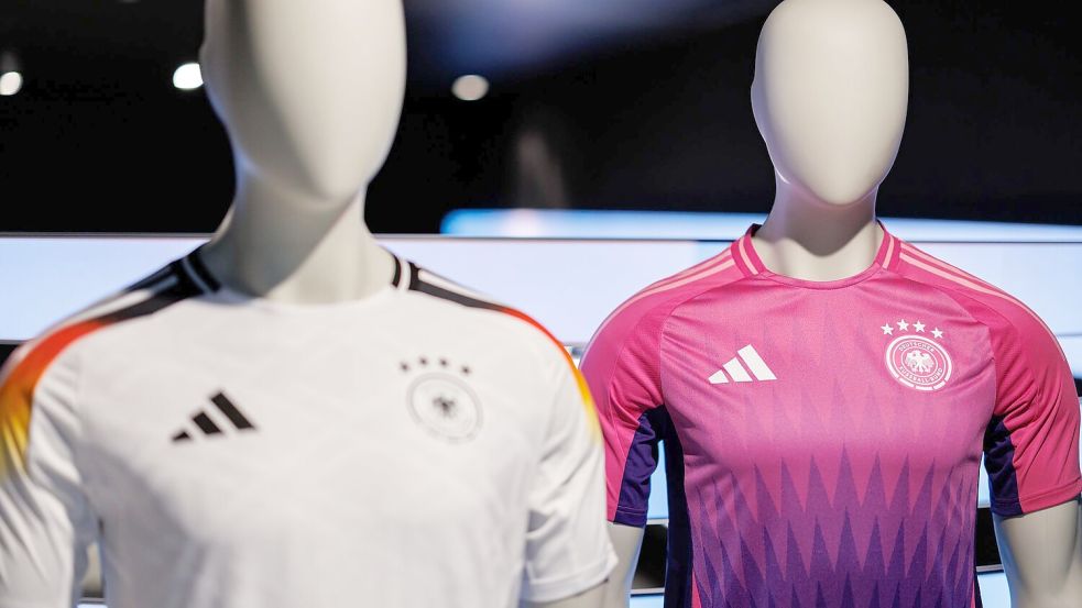 Die Farbwahl des Auswärtstrikots der deutschen Fußballnationalmannschaft hat für Aufregung gesorgt. Foto: Daniel Karmann/dpa