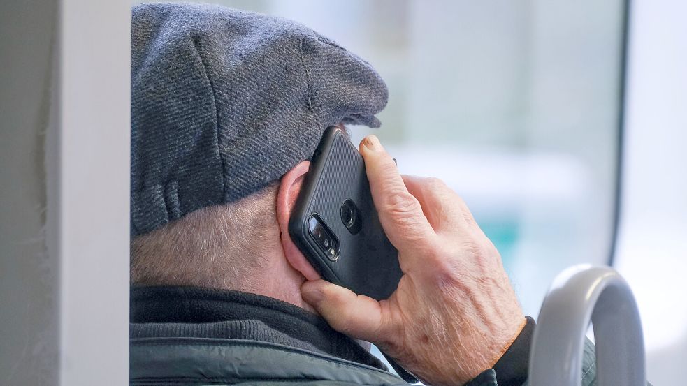 Senioren sind von möglichen Kostenfallen bei Telekommunikationsverträgen besonders betroffen. Foto: IMAGO / Michael Gstettenbauer