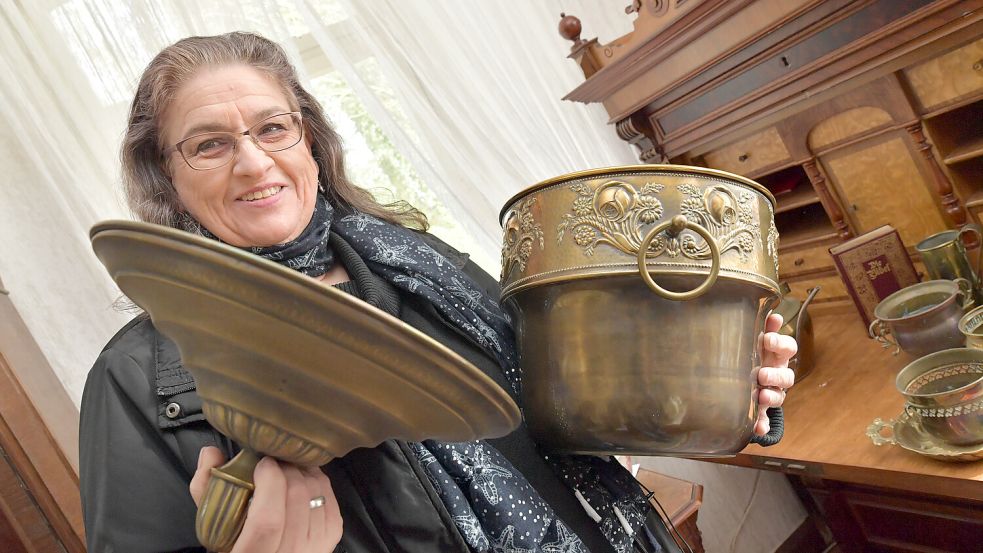 Gertrud von Heymann vom Burgverein hat sich selbst schon ein Teil gesichert. Foto: Ortgies