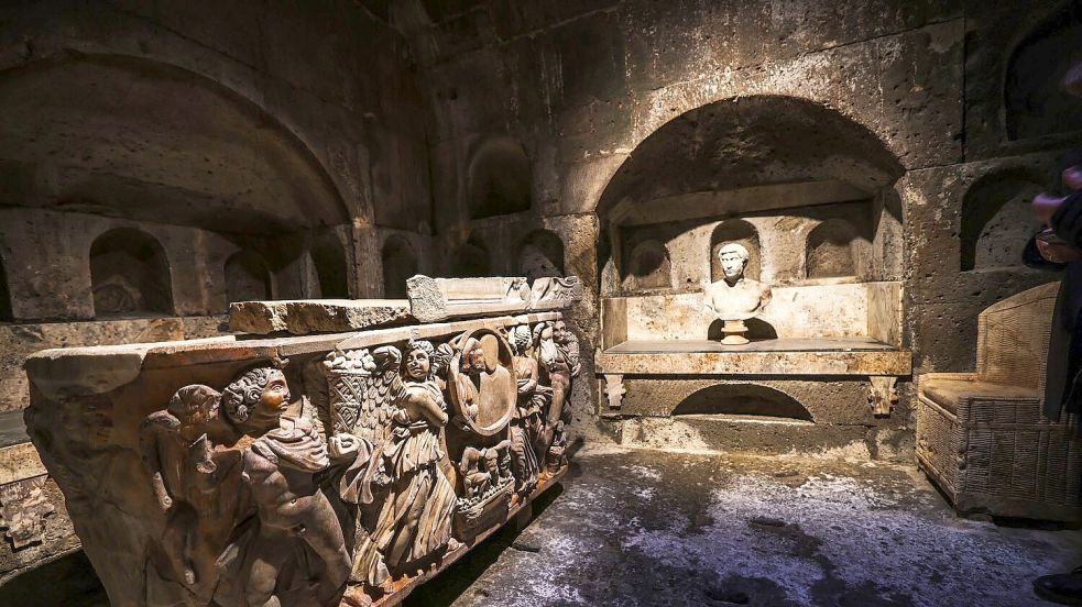 Geradezu mystisch ist die Atmosphäre in der Grabkammer. Foto: Oliver Berg/dpa