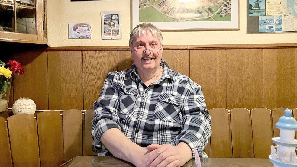 Gastwirt Dieter Schmidt führt das „Gasthaus Am Markt“ in Rysum bereits in der dritten Generation. Foto: Groenendaal