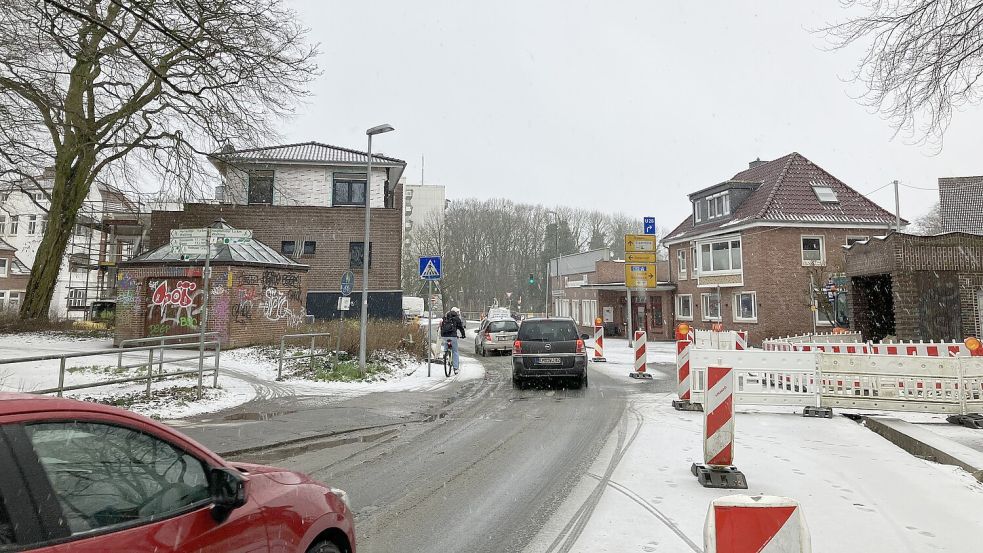 Die Arbeiten ruhen, der Verkehr läuft weiter: die Baustelle am Nordertor. Foto: Schuurman