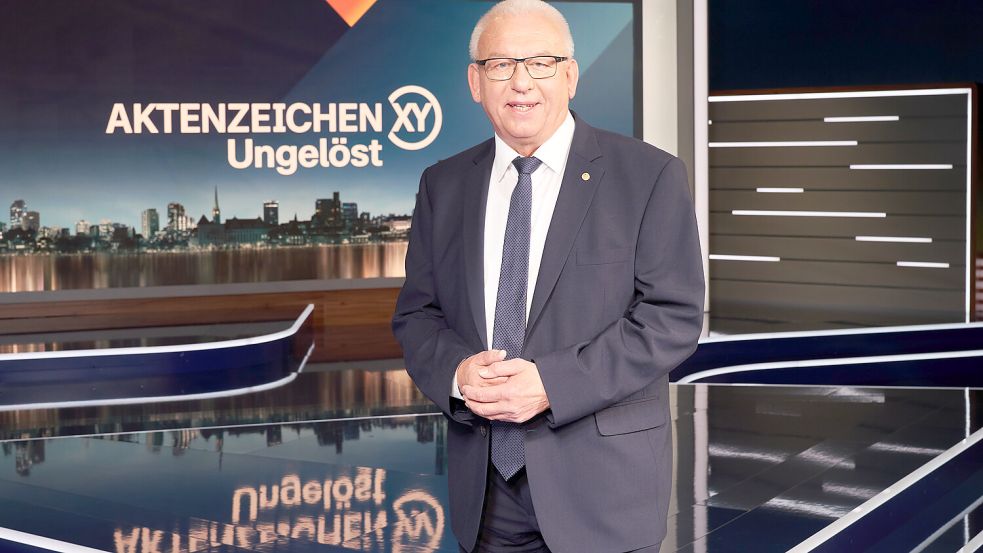 Was macht eigentlich Alfred Hettmer? Hinter den Kulissen bearbeitet der Mann vom LKA Bayern immer noch hin und wieder die ersten Hinweise zu den ZDF-Fahndungen. Foto: ZDF/Jens Hartmann