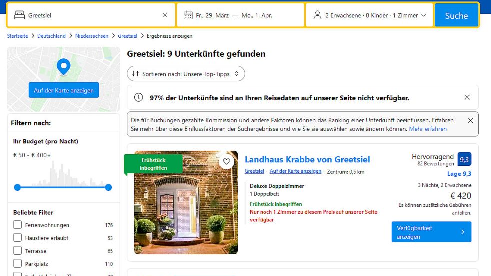 Am Osterwochenende sind im Fischerdorf Greetsiel nur noch wenige Unterkünfte verfügbar, die Buchungsplattform zeigt bereits eine Warnung an.