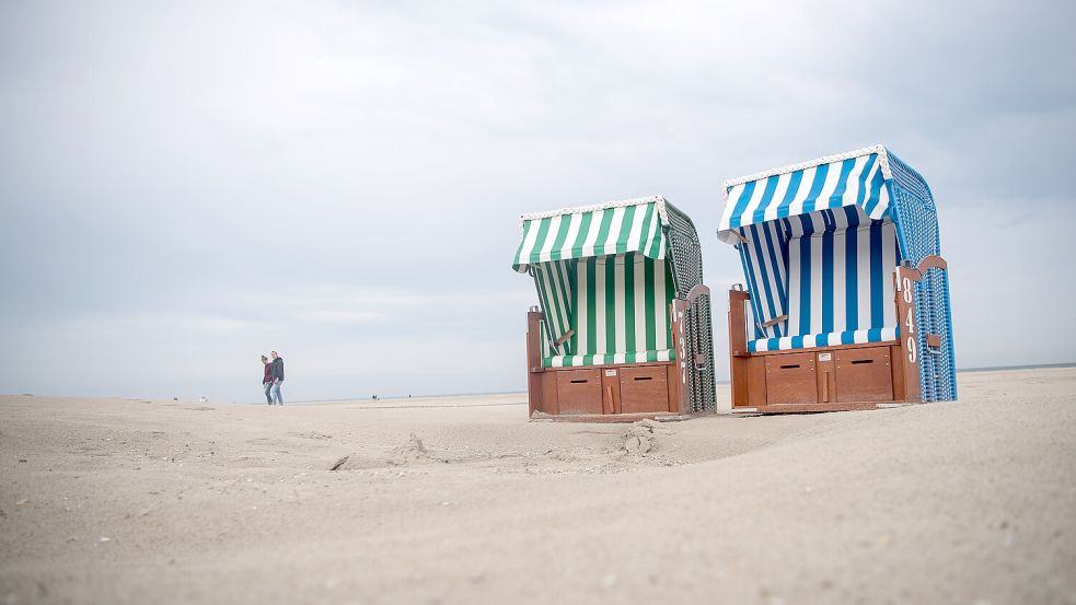 Zu den Osterfeiertagen werden einsame Strandwanderungen auf den ostfriesischen Inseln eine Seltenheit sein: Alle Unterkünfte sind gut gebucht. Foto: Sina Schuldt/dpa