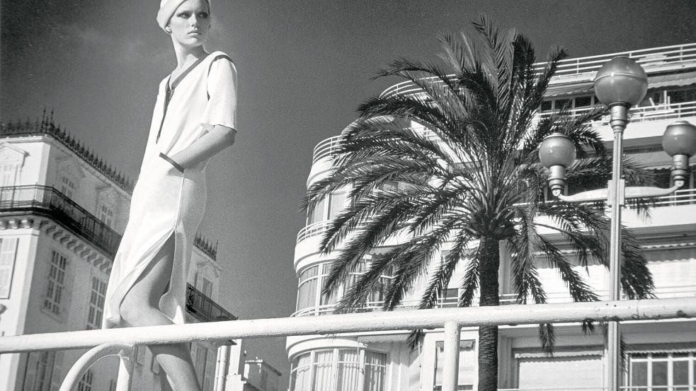 Helmut Newton: Patti Hansen in Yves Saint Laurent, Promenade des Anglais, Nice 1976 Foto: © Helmut Newton Foundation, courtesy Condé Nast