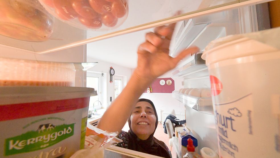 Fürs Foto greift Turkan Akin zu einem Joghurt im Kühlschrank. Verspeist wird er erst nach Sonnenuntergang. Fotos: Ortgies