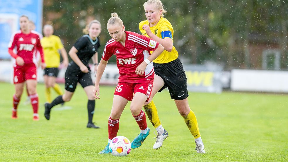 Marie Ernst (am Ball) erzielte beim 3:0-Sieg beim Hamburger SV zwei Treffer für Aurich. Foto: Archiv