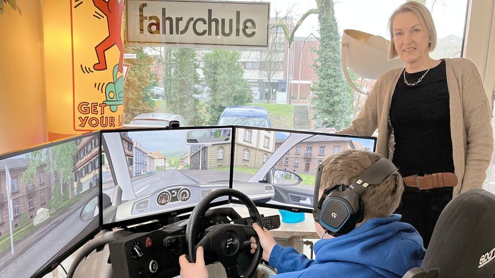 Praktisches Lernen geht auch theoretisch am Fahrsimulator: Hier unterweist Britta Maibaum Lukas Meyer. Foto: Schuurman