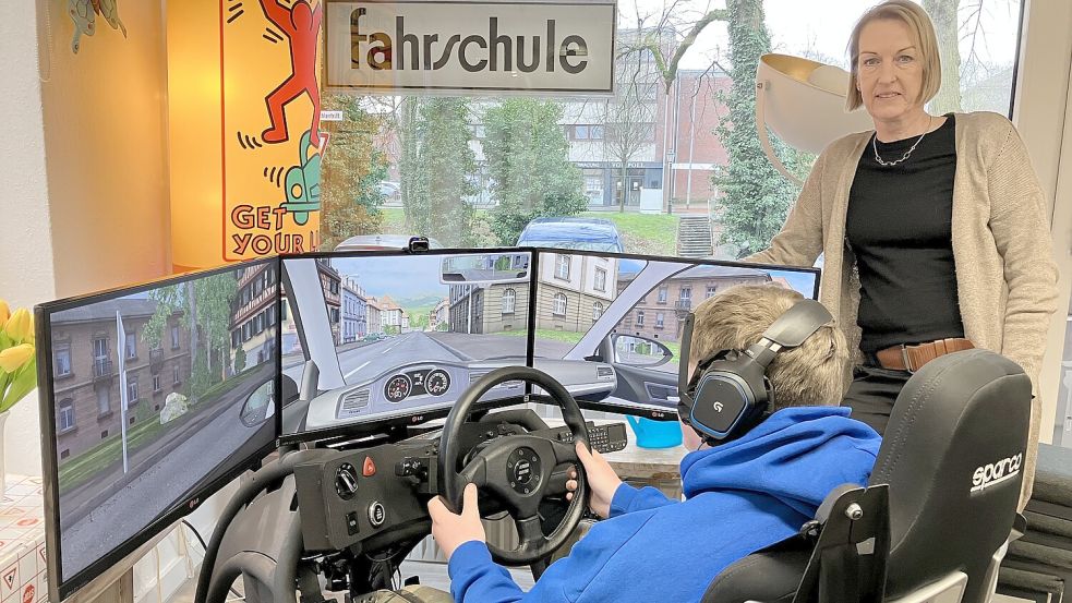 Praktisch per Simulator oder theoretisch an PC und Bögen: Fahrlehrerin Britta Maibaum übt mit Anfängern wie Lukas Meyer. Foto: Schuurman