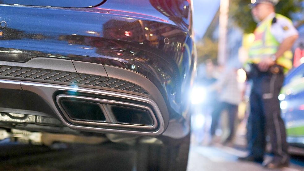 Die Polizei begleitete ein Tuningtreffen in Moormerland. Große Probleme gab es mit den Autofans aber nicht. Foto: Anspach/dpa