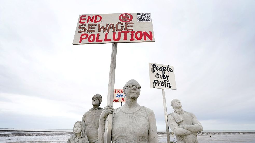 Die Kunstinstallation „Sirens of Sewage“ am Strand von Whitstable. Foto: Gareth Fuller/PA Wire/dpa