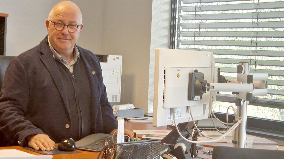 Der Arbeitstag von Hans-Peter Heikens beginnt um 7 Uhr mit dem Sichten von Emails. Davon gehen 30 bis 60 täglich in seinem Postfach ein. Foto: Gettkowski