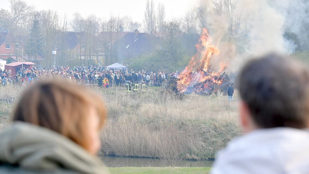 Beim Osterfeuer in Greetsiel war 2023 jede Menge los. Foto: Archiv/Wagenaar