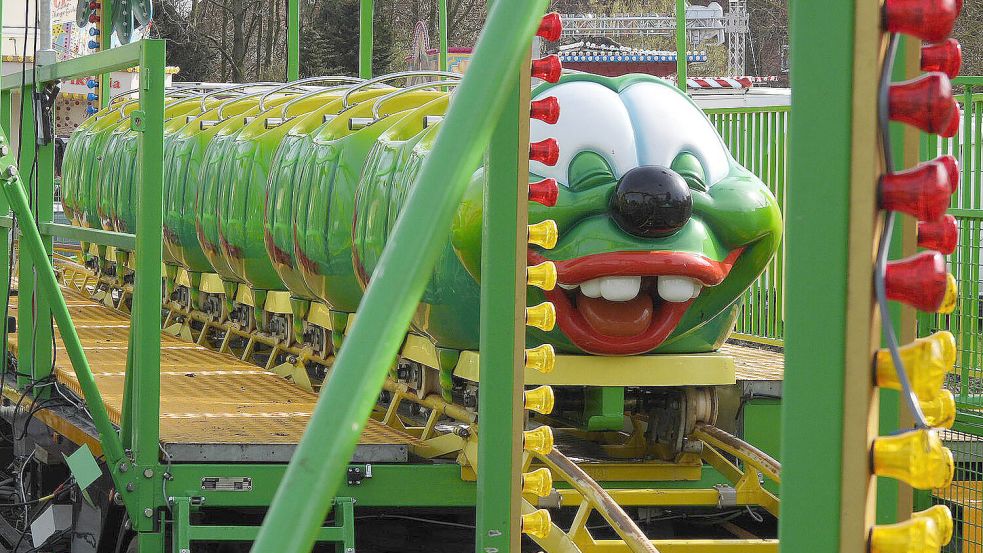 Auch diese Familienachterbahn gehört zu den größeren Fahrgeschäften des Emder Ostermarktes. Foto: F. Doden