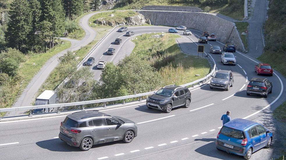 Straßenverkehr in der Nähe des Gotthard-Straßentunnels in der Schweiz. Der neue Polizeivertrag regelt die grenzüberschreitende Zusammenarbeit auch bei der Verfolgung von Straßenverkehrsverstößen. Foto: Urs Flueeler/KEYSTONE/dpa