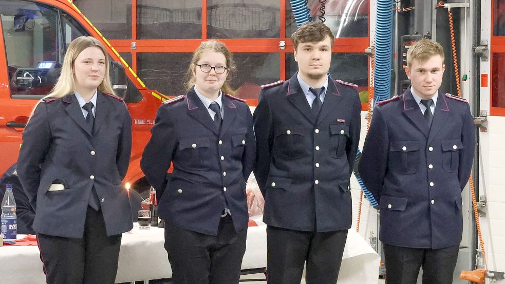 Mieke Bolt (von links), Angeliena Hennigs, Niklas Hoffmann und René Hollwedel sind die neuen Feuerwehrkräfte in Hage. Foto: privat