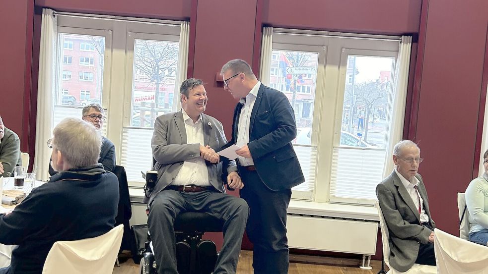 Frank Wollmann (rechts), Leiter des Bereiches Industrielle Fertigung, gratuliert Geschäftsführer Jörn Malanowski zum 25-jährigen Jubiläum. Foto: privat