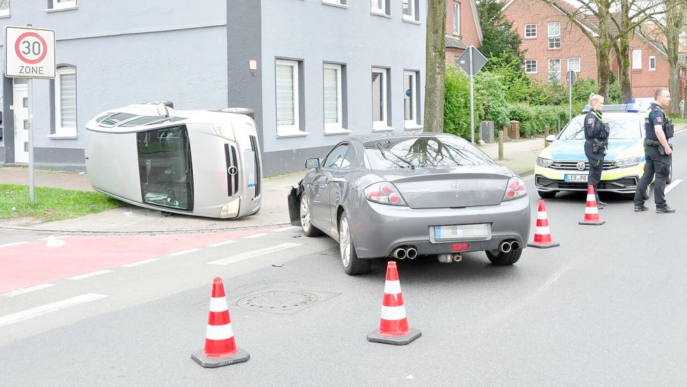 Zwei Autos kollidierten in Leer. Foto: Wolter