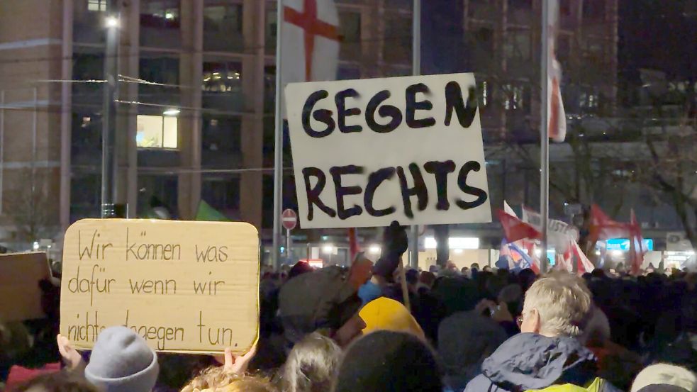 Deutschlandweit finden seit Januar Demos gegen Rechtsextremismus statt. Für eine Frau aus MV hat sich seit der Teilnahme an einer solchen Veranstaltung vieles verändert. Foto: dpa/Valentin Gensch
