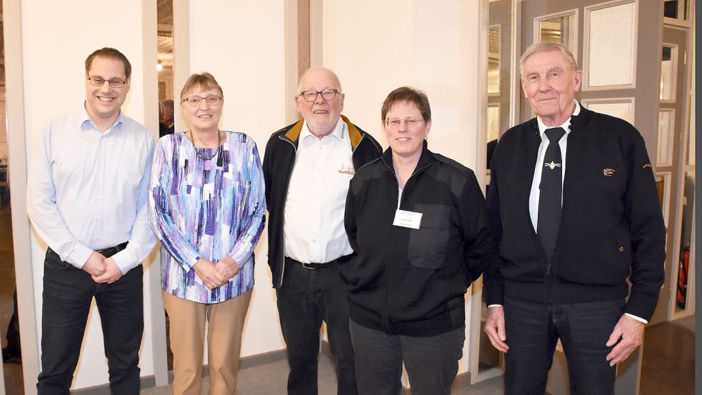 Licht und Schatten trieben den Vorstand des Emder Feuerschiffs-Vereins (von links) Schatzmeister Onno Hinrichs, Schriftführerin Cornelia van der Donck sowie den Vorsitzenden Heinz-Günther Buß und seine Stellvertreter Angelika Heyken und Hermann Fricke im vergangenen Jahr um. Foto: privat