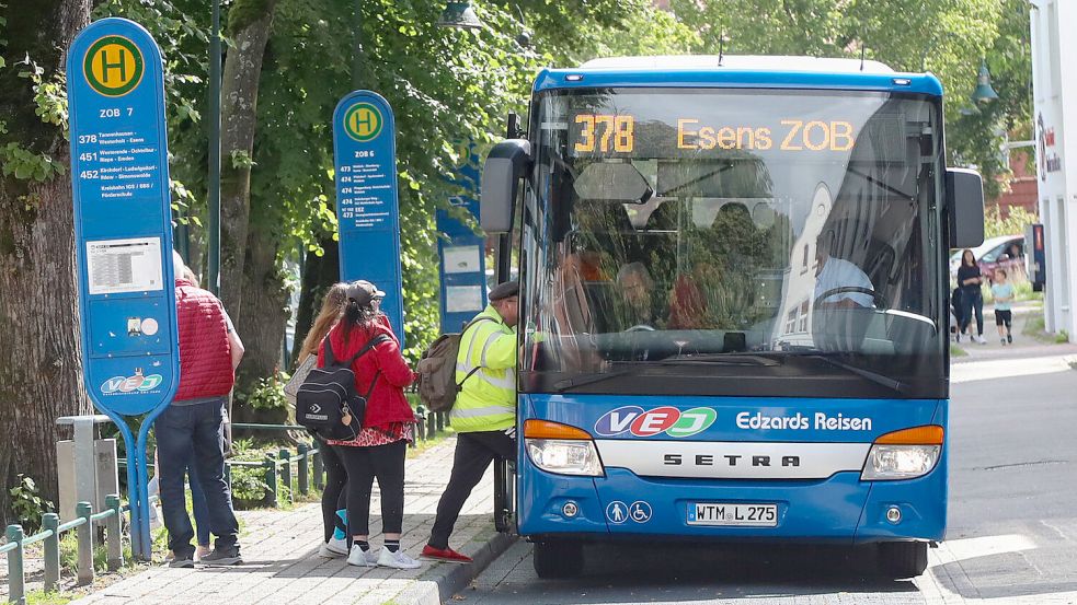 Ein Linienbus am Auricher Zob.Foto: Romuald Banik