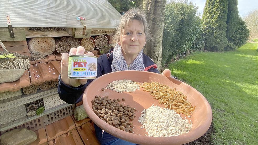 Birgit Dzimiera weiß, was Igel mögen. In die Kamera hält sie Mehlwürmer, Haferflocken, Katzen- und Igelfutter. Fotos: Löschen