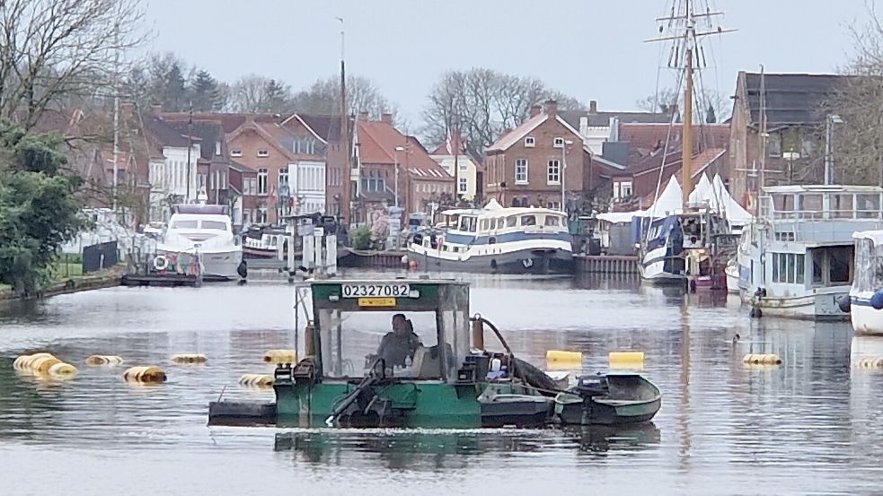 Im vergangenen Jahr wurden 16.000 Kubikmeter Schlick aus dem Hafen von Weener gebaggert, damit die Liegeplätze für die Boote wieder erreichbar waren. Das kostete die HuT 720.000 Euro. Foto: Gettkowski