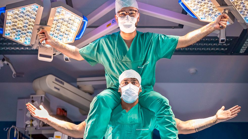 Alan Khalil aus Emden (oben) und Irfan-Zeki Gök, besser bekannt als Olis, aus Delmenhorst sind „Die_OPBros“ bei TikTok und Instagram. Ihre humorvollen Clips rund um den Alltag im Krankenhaus werden millionenfach geklickt. Foto: „Die_OPBros“/Roy Paucke