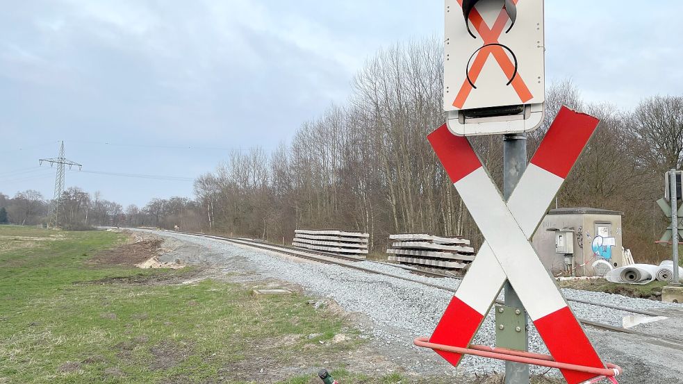 Von Mittwoch, 3. April 2024, bis Donnerstag, 18. April, werden sowohl tagsüber als auch nachts entlang der Bahnstrecke zwischen der Friesenbrücke und dem Bahnhof Ihrhove Gleisbauarbeiten durchgeführt, teilte eine Sprecherin der Bahn mit. Foto: David Ammermann