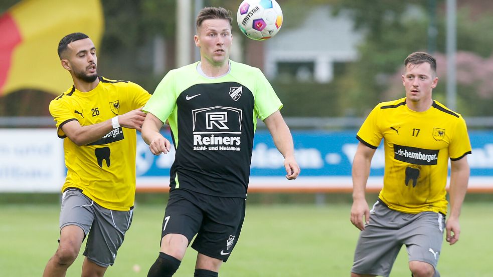 Am Montag reist GW Firrel (Mitte Sebastian Bloem) zum SV Wilhelmshaven ins schmucke Jadestadion. Das Hinspiel gewann der SVW, im Pokal setzte sich Firrel im Achtelfinale durch. Foto: Doden/Emden