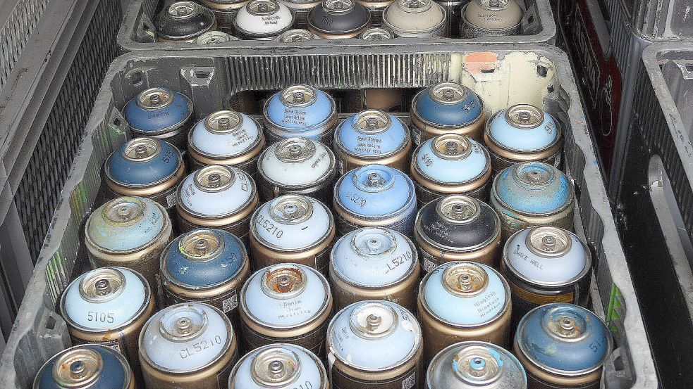 Etwa 60 Liter Fassadenfarbe aus rund 200 Sprühflaschen sind für die Verschönerung der DOC-Fassade nötig. Foto: F. Doden