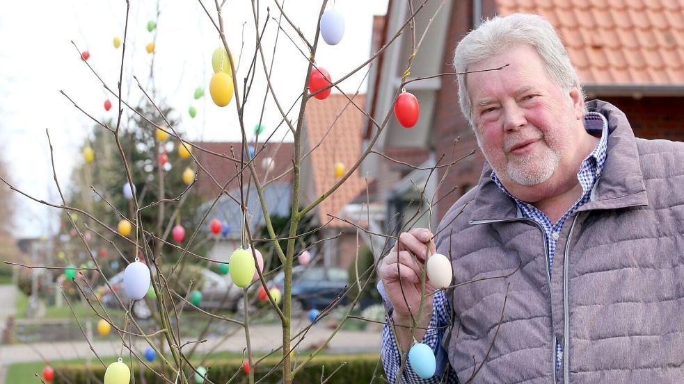 Ewald Hagedorn hat vor zehn Jahren mit seinen Nachbarn begonnen, den Jannburger Weg in Wiesmoor zur Weihnachtszeit zu schmücken. Jetzt haben die Nachbarn die Straße mit mehr als 2000 Eiern dekoriert. Foto: Böning