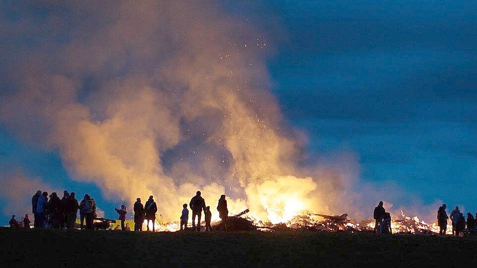 An diesem Samstag treffen sich wieder Tausende Ostfriesinnen und Ostfriesen beim Osterfeuer. Symbolbild: Pixabay