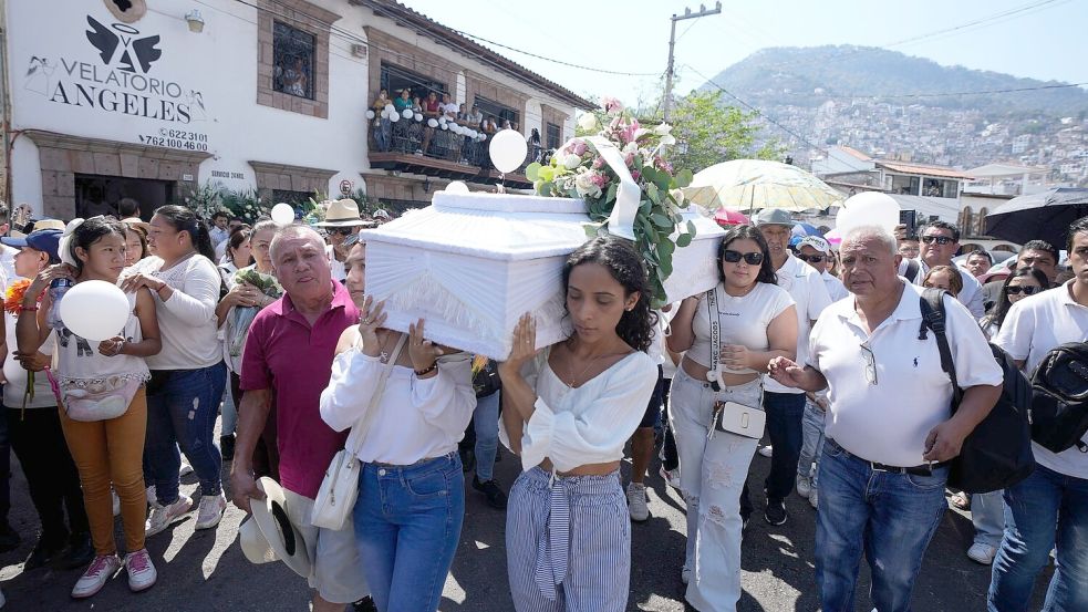 Angehörige tragen den Sarg des jungen Mädchens. Foto: Fernando Llano/AP/dpa