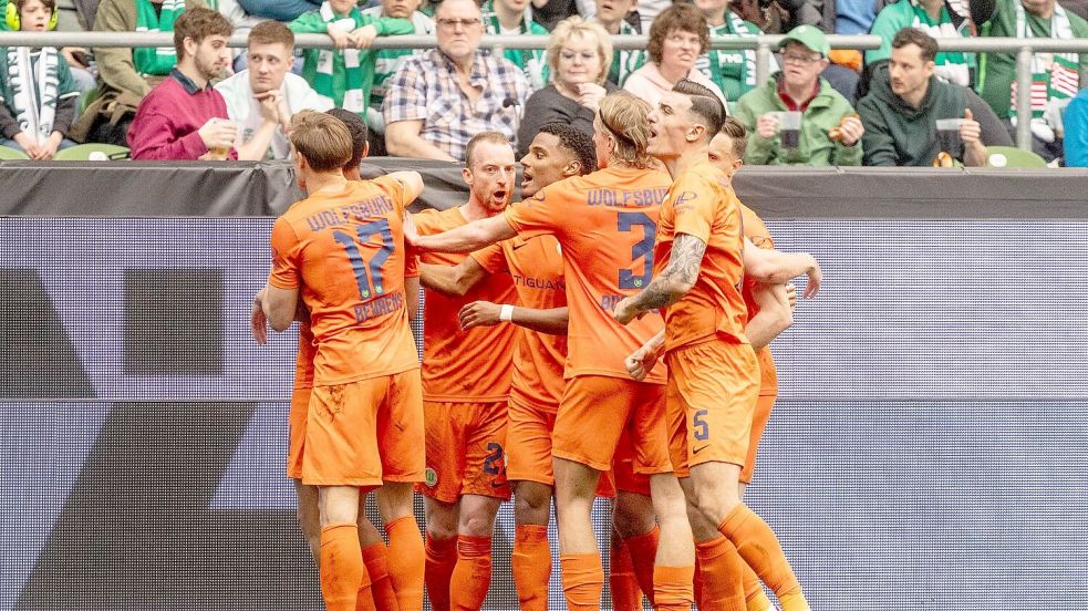 Wolfsburg setzte sich in Bremen mit 2:0 durch. Foto: Axel Heimken/dpa