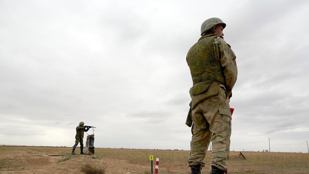 Russische Rekruten auf einem Schießplatz während einer militärischen Trainingseinheit. Foto: Ivan Vysochinsky/ZUMA Press Wire/dpa