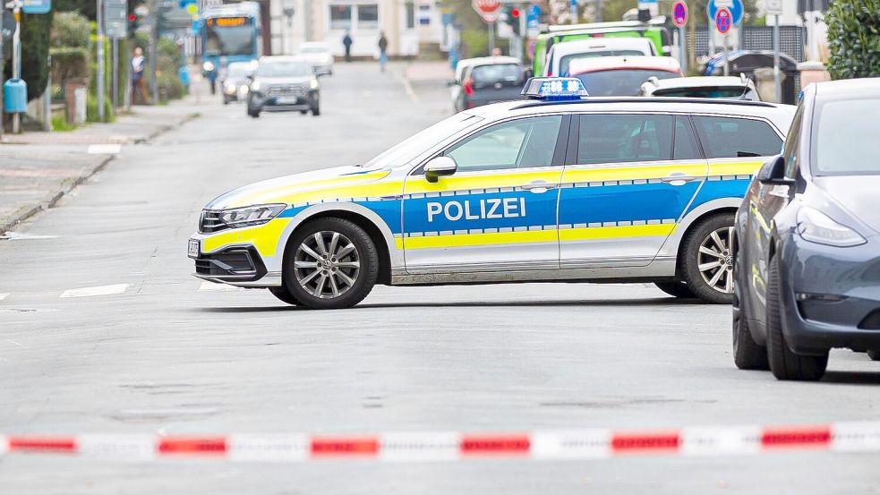 In Nienburg in Niedersachsen ist bei einem Polizeieinsatz ein Mann tödlich verletzt worden. Eine Polizistin wurde angeschossen. Foto: Moritz Frankenberg/dpa