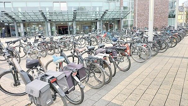 Auf dem Vorplatz der Sparkassen-Arena gibt es keine Fahrradständer. Geparkt wird dort trotzdem. Fotos: ADFC