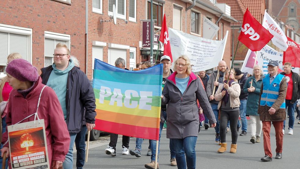Etwa 250 Menschen nahmen nach übereinstimmenden Angaben von Polizei und Veranstaltern an dem Ostermarsch in Emden teil. Foto: H. Müller