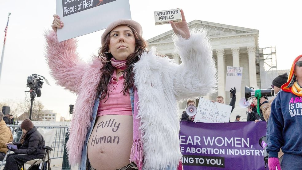 Hunderte Menschen demonstrieren vor dem Supreme Court in Washington. Dort beginnt heute eine Anhörung zur weiteren Zulassung einer Abtreibungspille. Foto: Amanda Andrade-Rhoades/AP/dpa