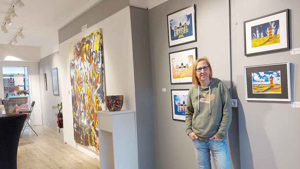 Gabi Marks führte bei einem Pressetermin durch die Räume des Kunstvereins Martin Faber an der Fußgängerzone Zwischen Beiden Sielen. Fotos: Hanssen