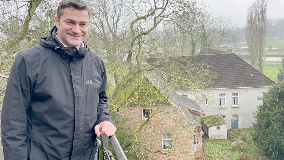 Jümmes Samtgemeindebürgermeister Christoph Busboom sucht Ideen, um das alte Amtshaus aufzuwerten. Foto: Nording