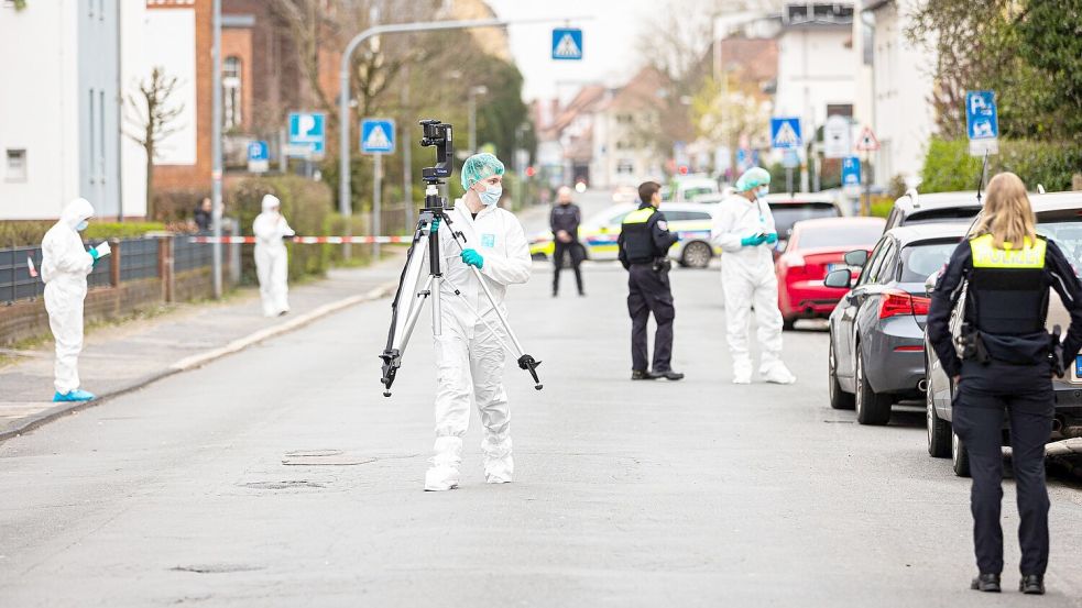 Mitarbeiter der Spurensicherung der Polizei arbeiten am Tatort in Nienburg. Foto: Moritz Frankenberg/dpa